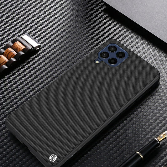 Nillkin Textured Case robuste, verstärkte Hülle mit Gelrahmen und Nylonrückseite für Samsung Galaxy M53 5G schwarz