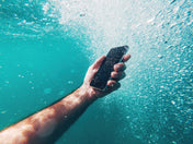 Smartphone in einem Pool mit Wasser