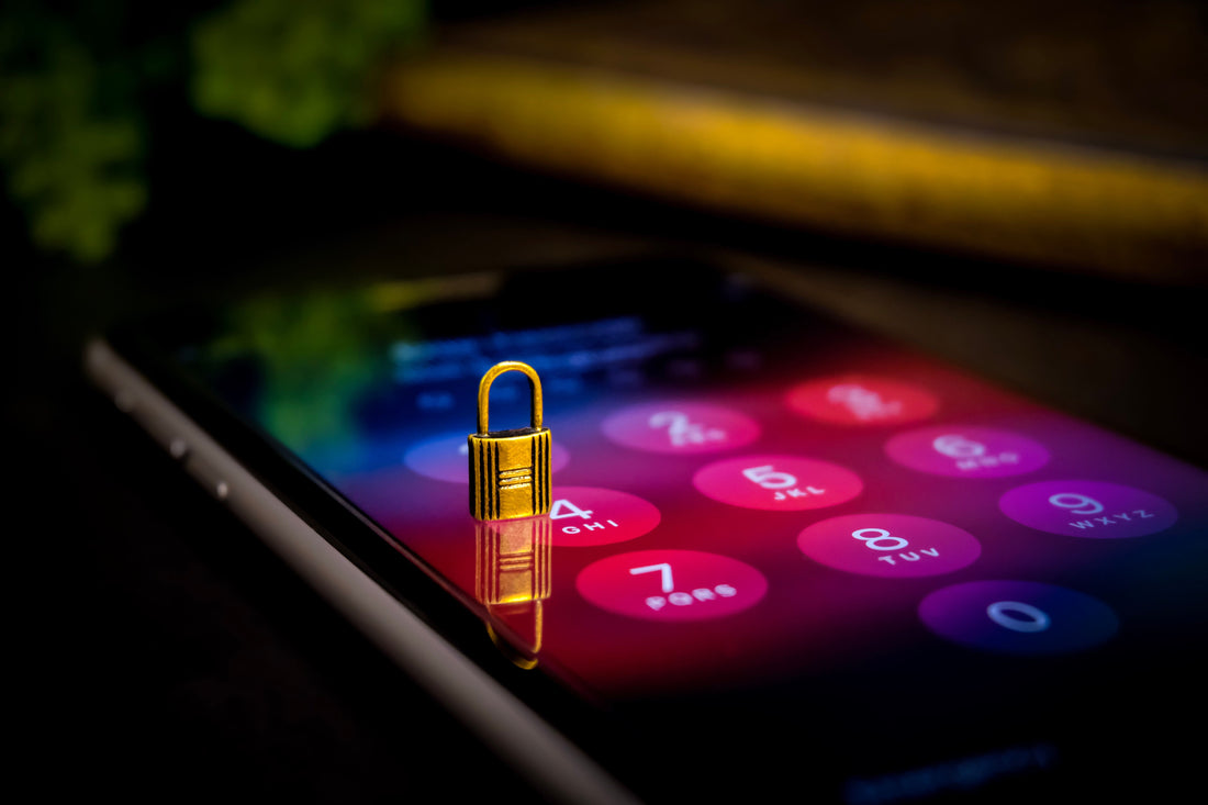 iPhone mit Code und Schloss