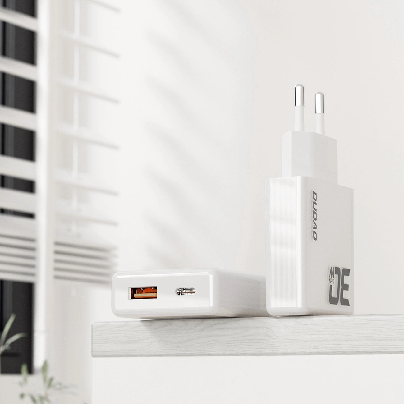 Dudao A30EUL GaN-Wandladegerät 30 W USB-A / USB-C + USB-C – Lightning Kabel – Weiß