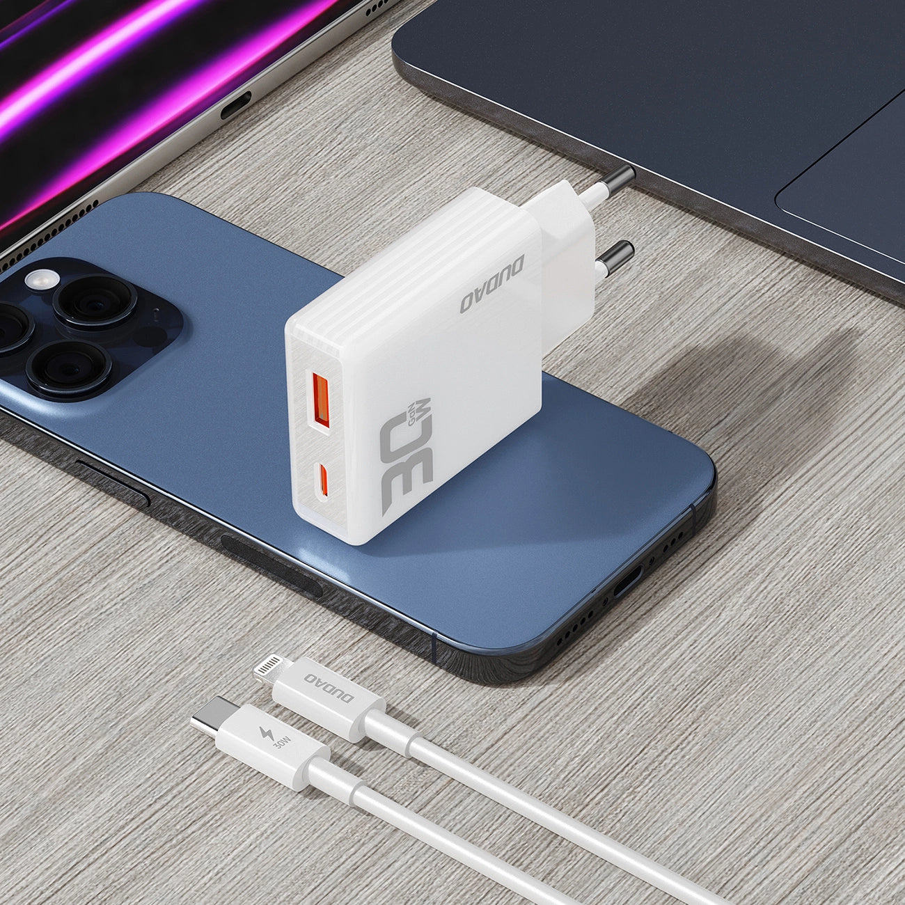 Dudao A30EUL GaN-Wandladegerät 30 W USB-A / USB-C + USB-C – Lightning Kabel – Weiß