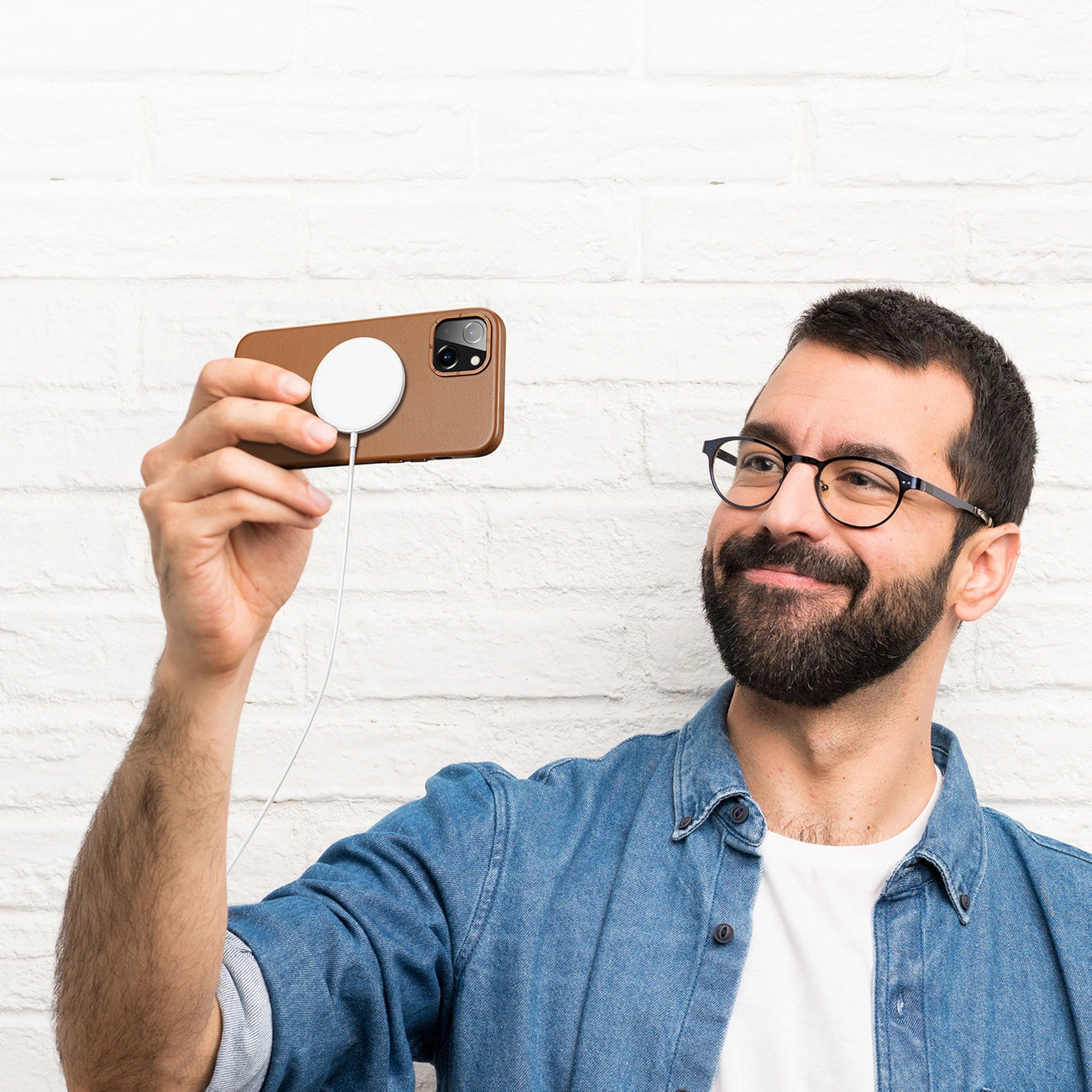 Dux Ducis Grit Ledertasche für iPhone 14 Plus Elegante Kunstlederhülle (MagSafe-kompatibel) Braun