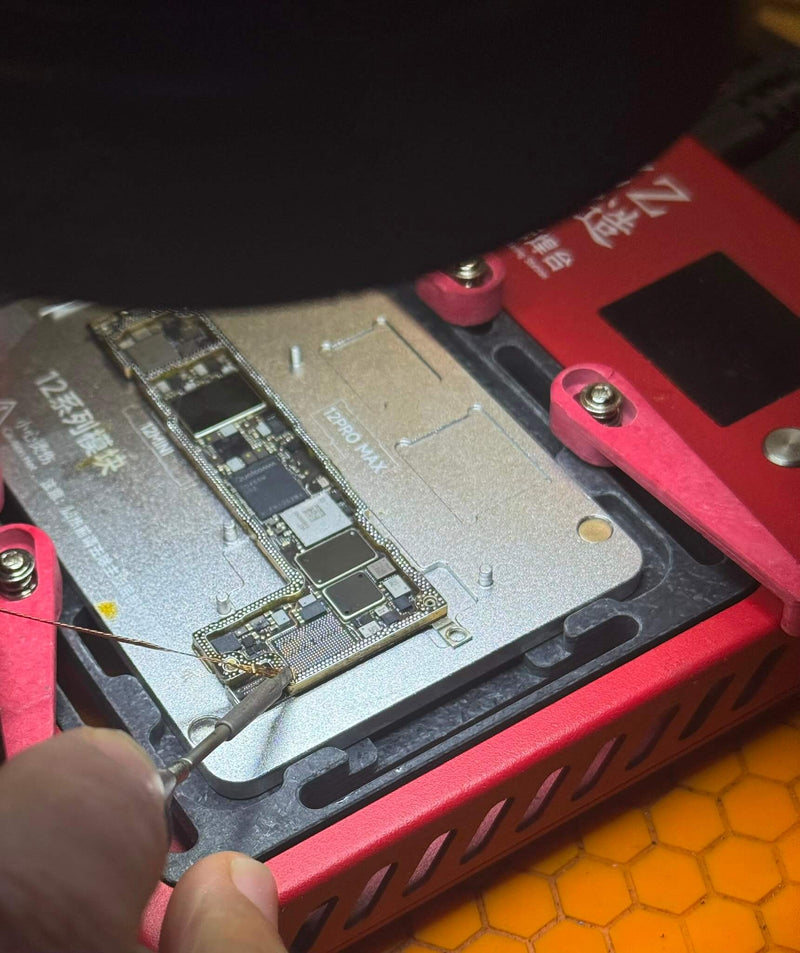 Mikrolöt-Reparatur an einer Hauptplatine bei STARPHONE in Aachen