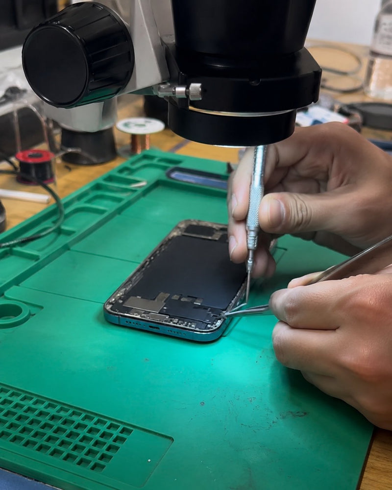 iPad-Reparatur unter dem Mikroskop in der Werkstatt von STARPHONE in Aachen